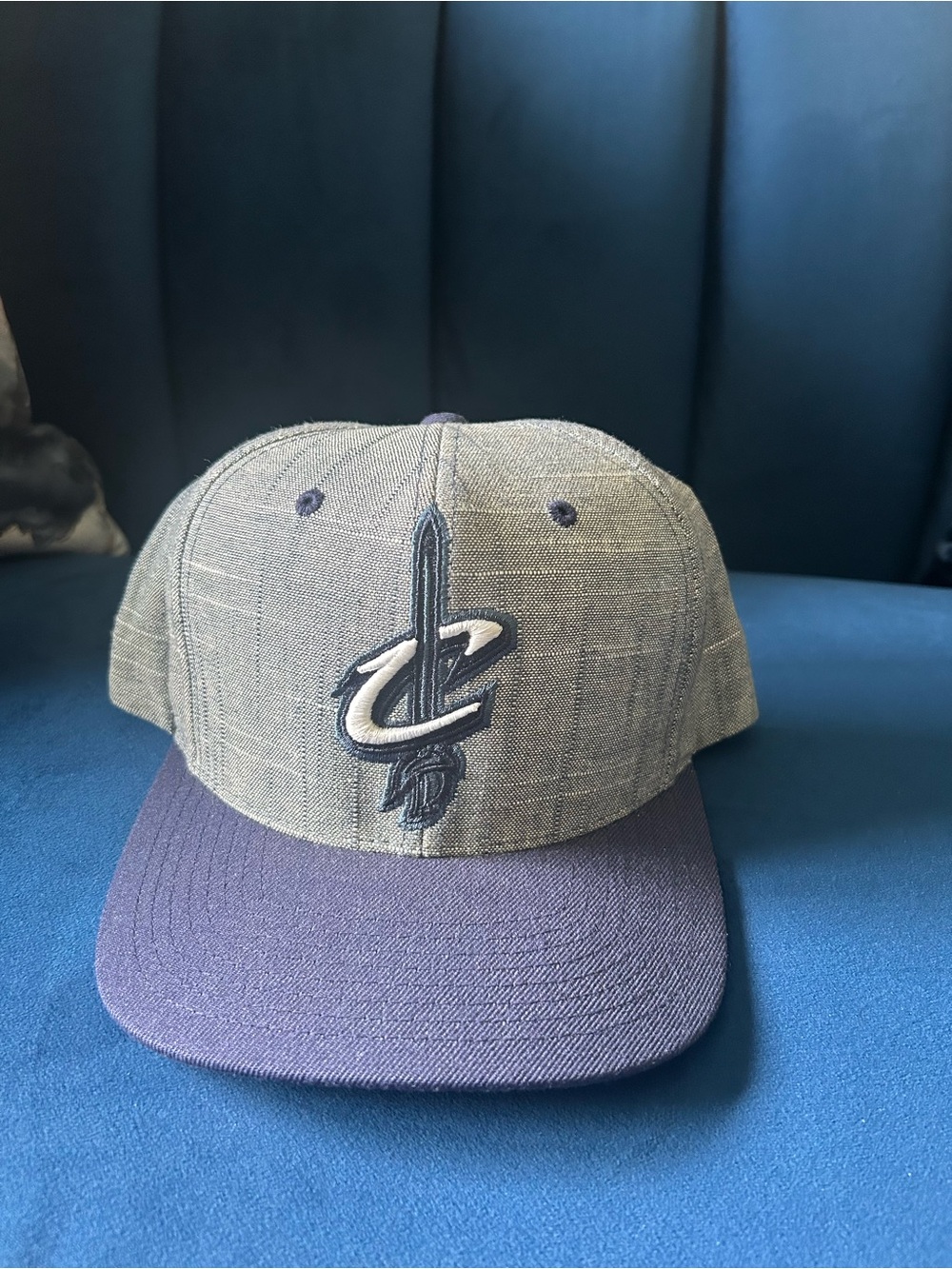 Mitchell & Ness Cleveland Cavaliers Two-Tone Snapback - Gray Crown Navy Brim